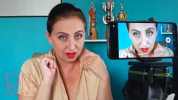 play 用红色唇膏戏弄的嘴唇。 regina noir 的红色唇膏接吻戏弄。