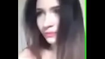 再生 彼女の完璧なおっぱいを示すロシアのティーン