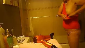 play Asiático maduro pego tomando banho em câmera escondida