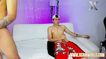play Pelacur serakah dengan keinginan untuk ayam memberikan blowjob ganda yang dalam
