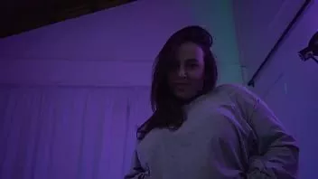 Reproduzir Garota gordinha faz uma dança sexual e nos mostra sua bunda grande