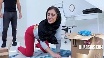 Riproduci Sorellastra in hijab punita per aver disobbedito al fratello