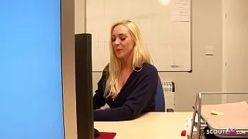play Hete tienersecretaresse Victoria verleidt collega om te neuken op kantoor