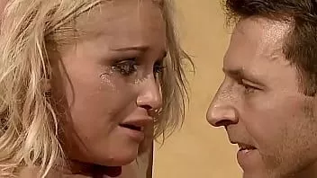 play La moglie traditrice viene punita. parte 1. marito geloso e arrabbiato che interroga la moglie sul suo amante segreto... e non esita a punirla.
