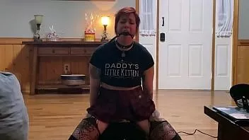 Jouer Tête rouge goth punk salope sybian déni d'orgasme par papa