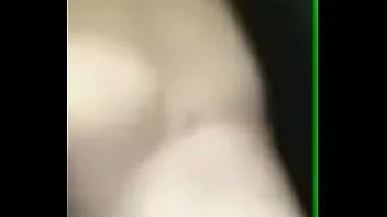 चलाएँ लड़का सेक्सिनसिटी पर गर्लफ्रेंड की बॉडी दिखा रहा है