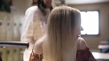 Jouer Ado innocente mackenzie moss fessée par une milf devant son professeur