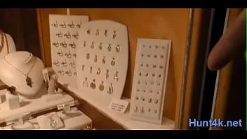 播放 香肠为一个神圣的勉强合法的女孩的湿娘娘腔