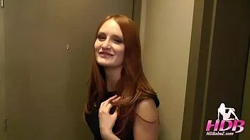 Jouer Un modèle de lingerie trompe son petit ami et se fait baiser brutalement