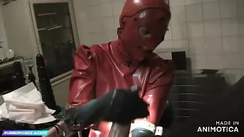 Abspielen Rubbernurse agnes – rotes Krankenschwesterkleid und Maske der Klinik – mit dem Jamaica-XXL-Hammer bis zum Abspritzen feststecken