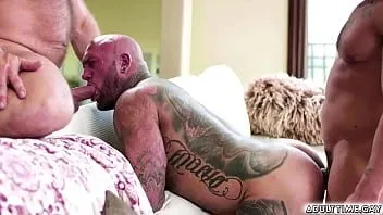 play Le coppie brock banks e rick kelson si stanno coccolando sul divano e pensano a brock che si mette addosso per la prima volta al ragazzo e rick ha l'idea di fare un gioco di ruolo