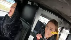 play Amantes lesbianas calientes no pueden quitarse las manos de encima en un taxi robado