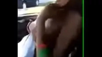 Putar Gadis pirang menunjukkan payudaranya di dalam mobil