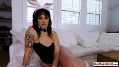 play La belle-mère en uniforme de lapin coquin de Siri Dahl, pipe