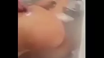 चलाएँ बाथटब में अपनी सेक्सी बॉडी दिखाती लड़की