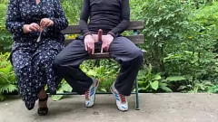 Redare BBW MILF devine Kinky Outdoors: Public cumshot handjob fetiș