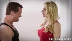 Reproduzir A loira rechonchuda Briana Banks faz um passeio hardcore no pau
