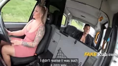 Afspelen Openbare MILF taxichauffeur wordt betrapt op camera terwijl hij een schattige passagier op de achterbank neukt