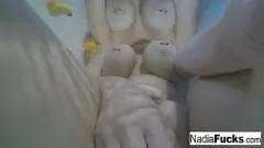 تشغيل نادية وايت متعة الهرة: الاستمناء المتشددين في حوض الاستحمام مع البط المطاطي