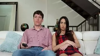 播放 娜塔莉亚想要电视遥控器，也想让自己被丈夫操！！